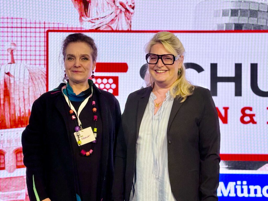 Dr.-Ing. Jeanne-Marie Ehbauer, Leiterin des Baureferats München, und Kirsten Jung, Gründerin und Geschäftsführerin der SCHULBAU Messe