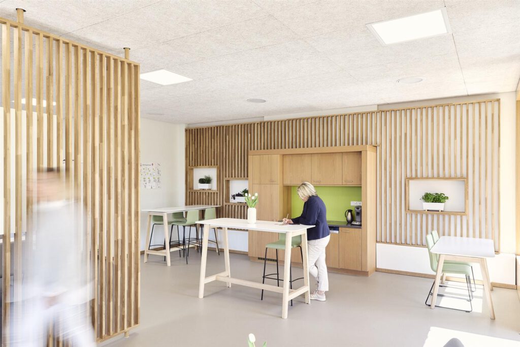 Auch das Lehrerzimmer setzt auf Holz als Raumtrenner, Wandvertäfelung und Mobiliar. © agn/Johannes Arlt