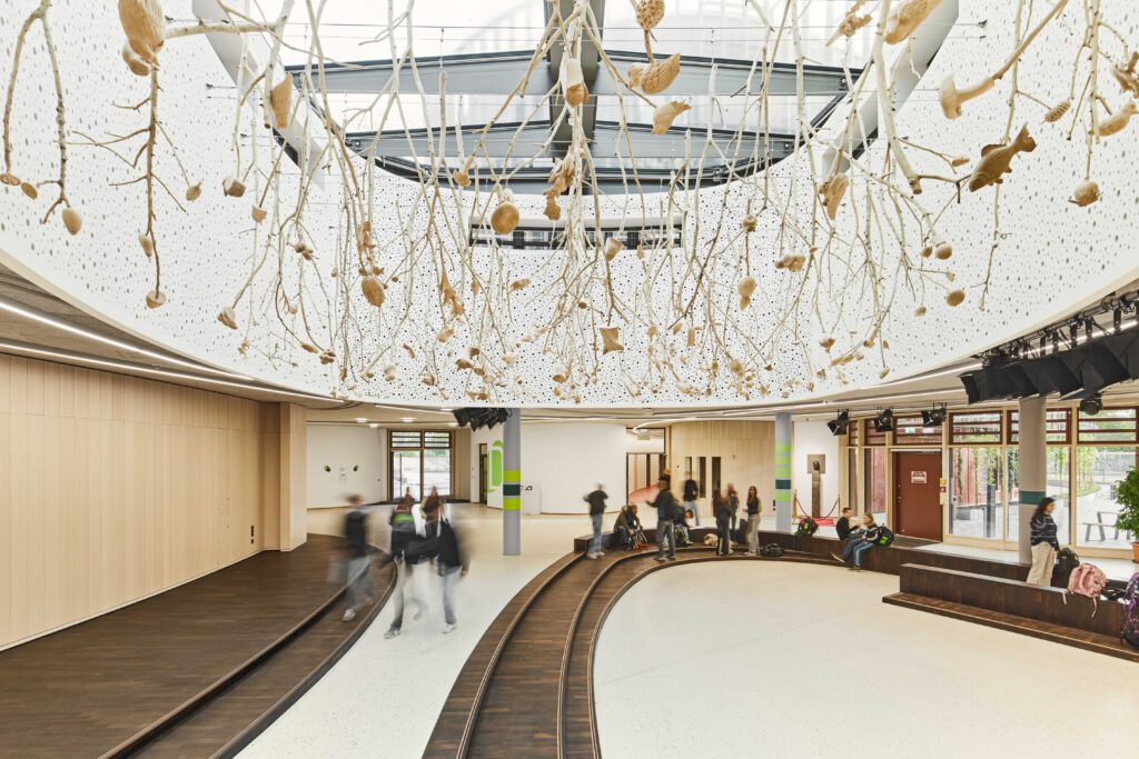 Kunst am Bau: Die Installation von Künstlerin Gabriela Oberkofler macht Wissen sichtbar und bringt es in eine neue Dimension. | © Studio Olaf Becker