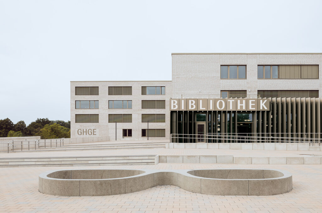 Gustav-Heinemann-Gesamtschule in Essen mit Hornbrillen-Denkmal in Erinnerung an Namensgeber Gustav Heinemann | © Philipp Obkircher