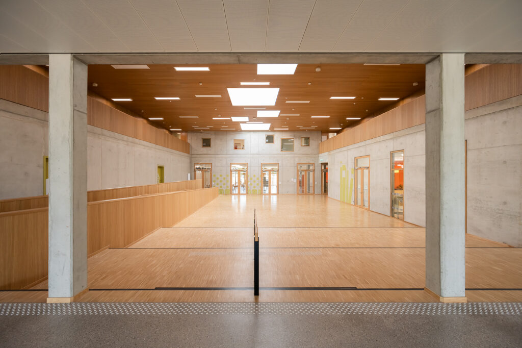 Offener Begegnungsraum zwischen Aula, Bibliothek und Mensa | © Helin Bereket