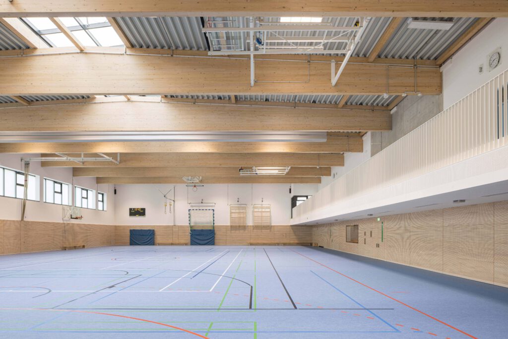 Zweifeldsporthalle mit natürlicher Belichtung | © Lars Gruber