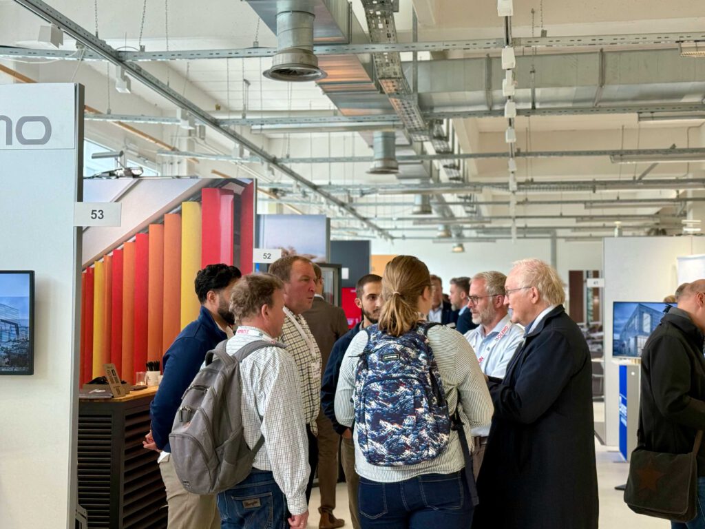 Reger Austausch an den Messeständen