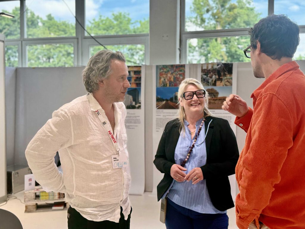 Künstler Christian Awe im Gespräch mit SCHULBAU-Messe-Gründerin Kirsten Jung und Designer Axel Schindlbeck