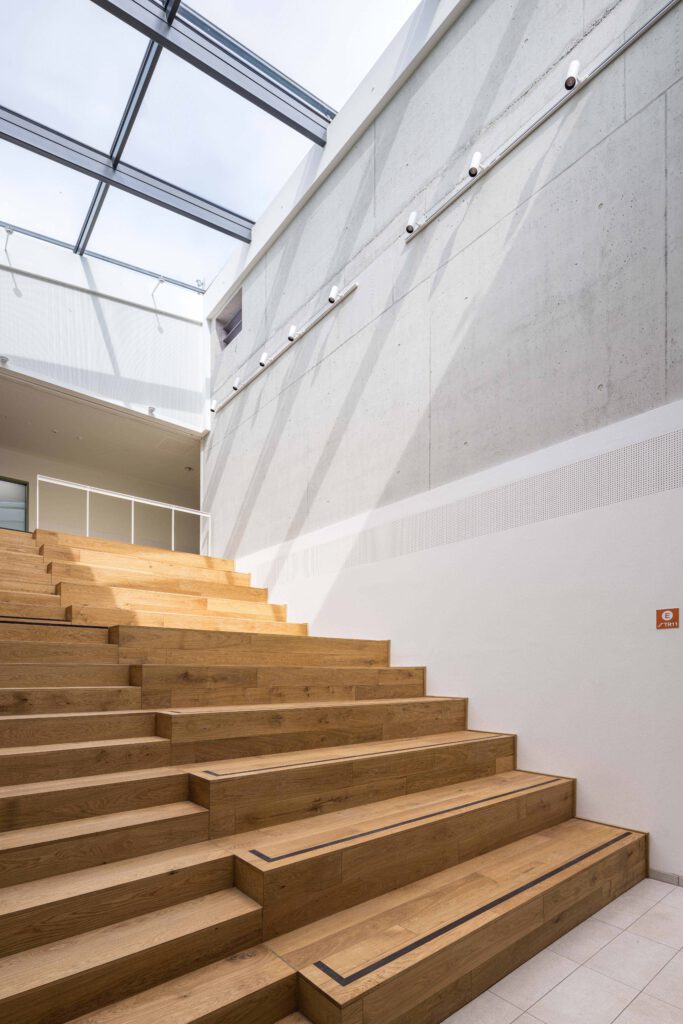 offene Treppenanlage der Sekundarstufe I | © Lars Gruber