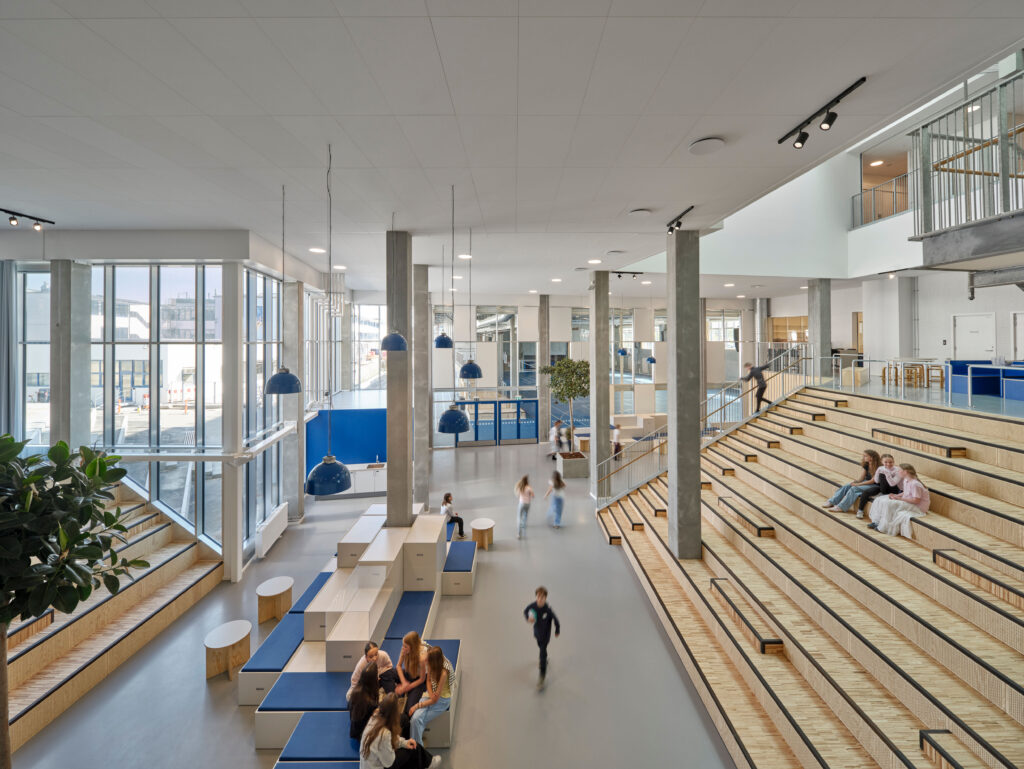 Atrium mit angeschlossener Sporthalle | © Adam Mørk